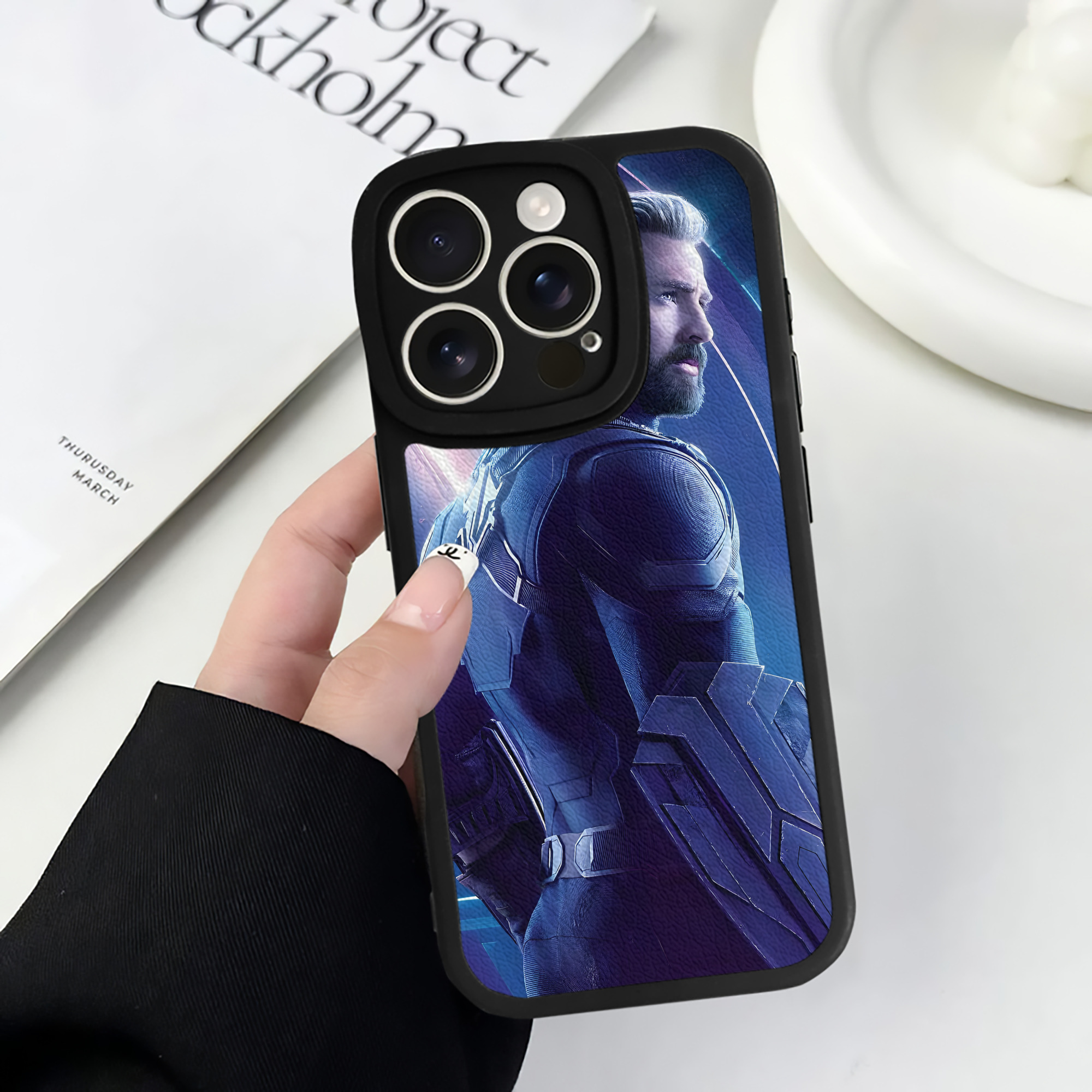 （画像用） アベンジャーズ The Avengers 【iPhone 16シリーズ対応】シリコンスマホケース（レザー調） 材質：シリコン